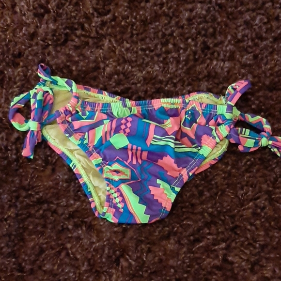 Bikini - Picture 1 of 2